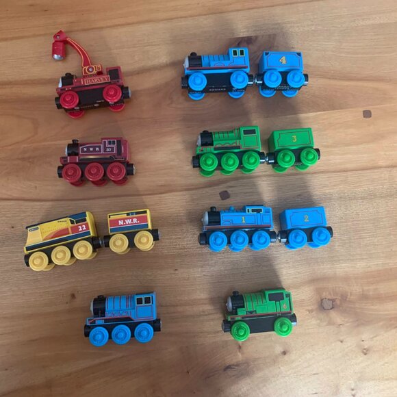Set of 8 wooden Thomas the Tank Engine trains - Picture 3 of 9